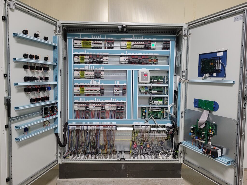 Breizh Brumisation installe des armoires électriques pour le pilotage des équipements d’élevage