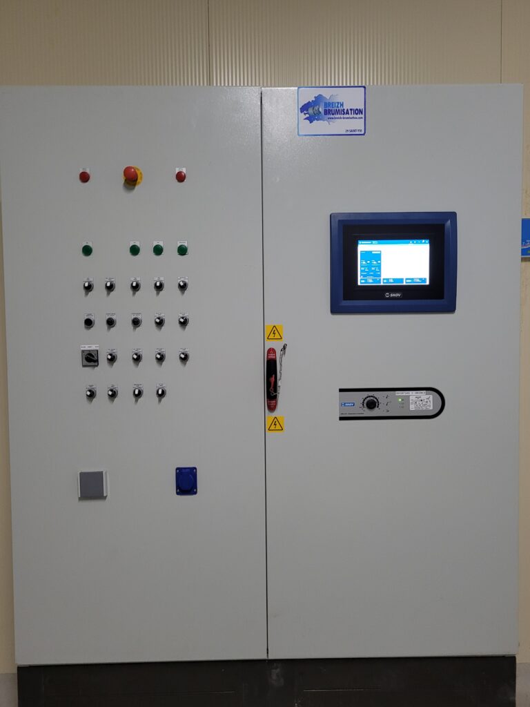 Breizh Brumisation installe des armoires électriques pour le pilotage des équipements d’élevage