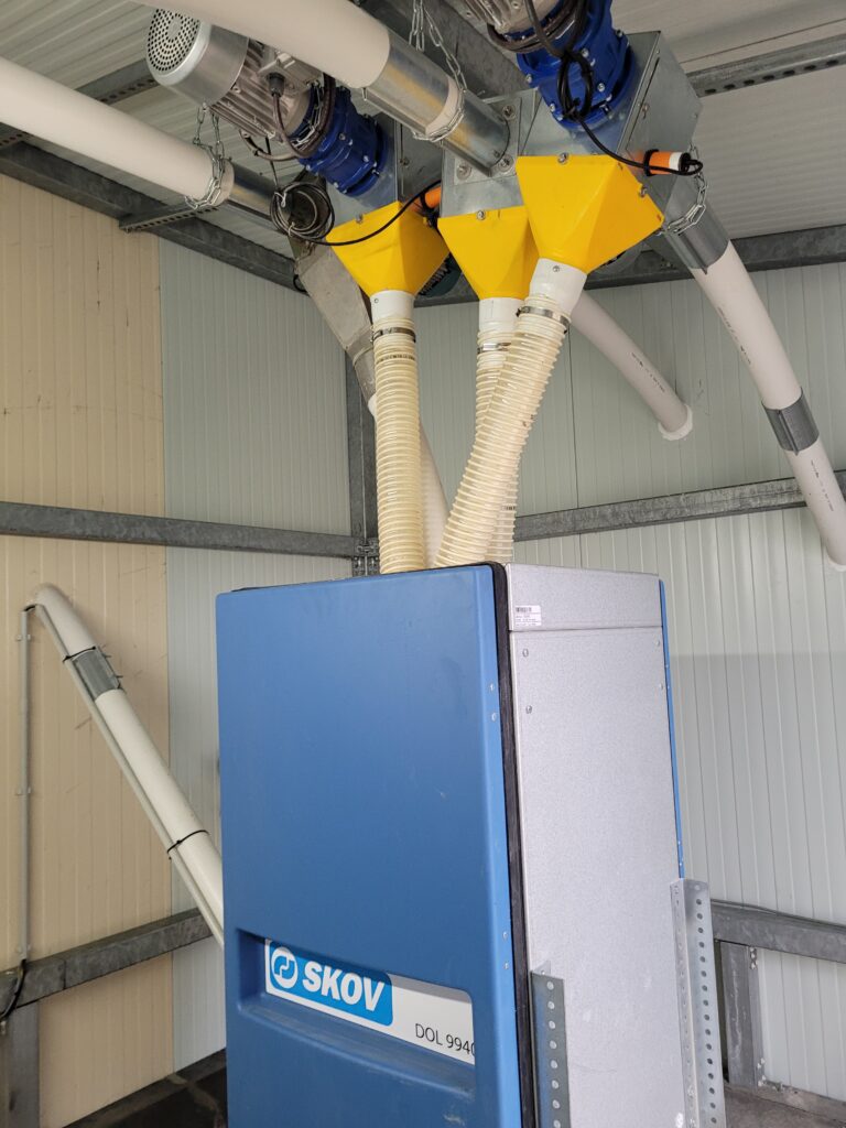 Breizh Brumisation pose des systèmes de distribution d'aliment pour votre élevage