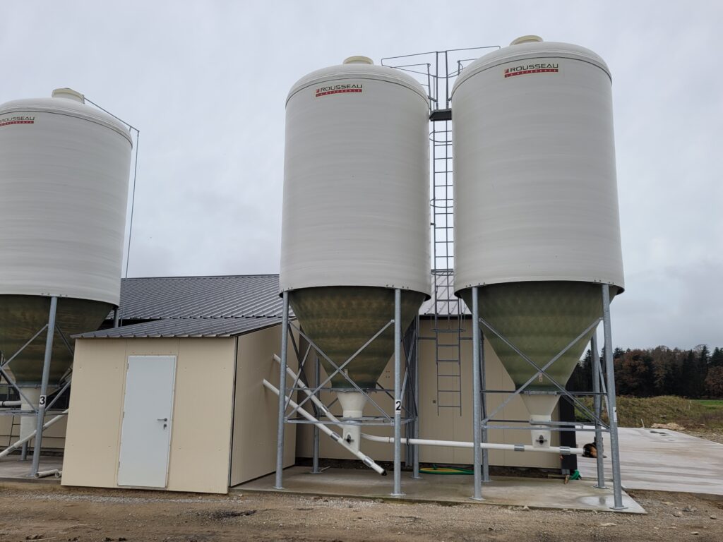 Breizh Brumisation pose des système de distribution d'aliment pour les élevages