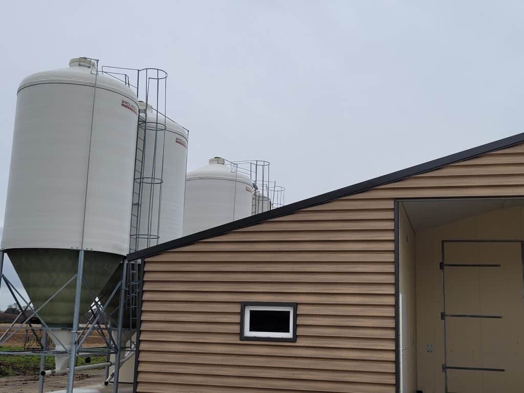 Breizh Brumisation installe des silos pour la distribution d'aliment