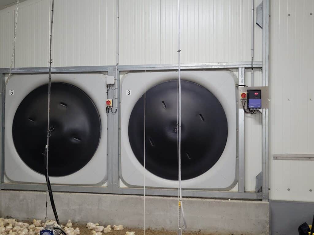 Breizh Brumisation pose des système d'extraction d’air performant pour bâtiments d’élevage